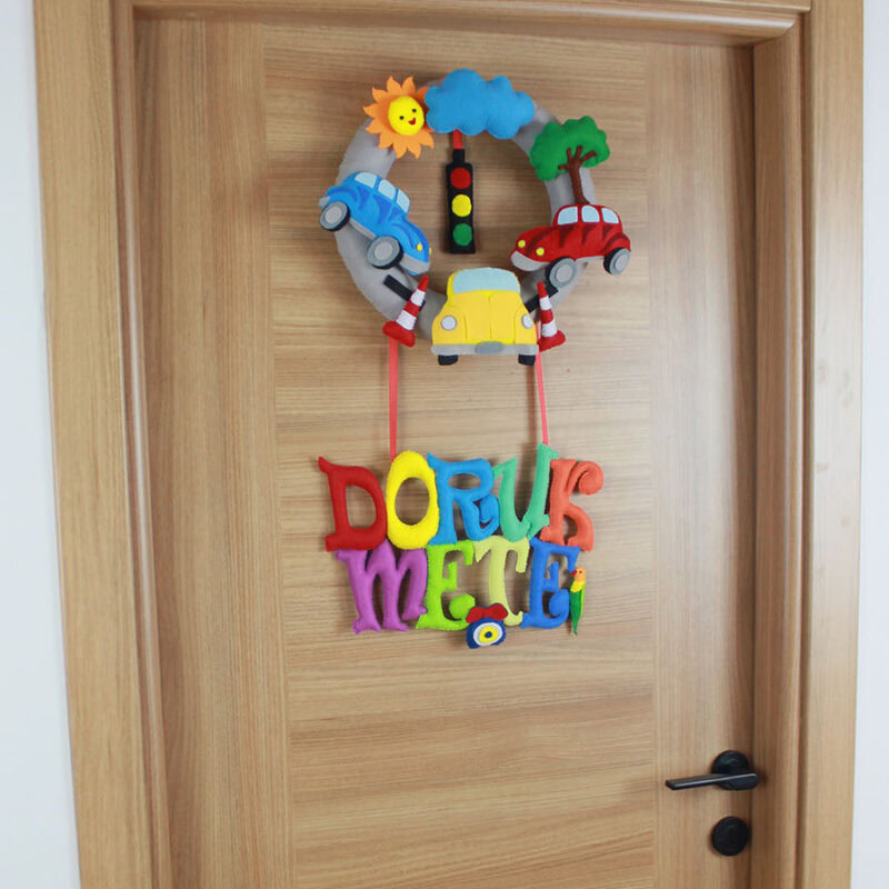 Erkek bebek odası için araba temalı dekoratif kapı süsü modeli