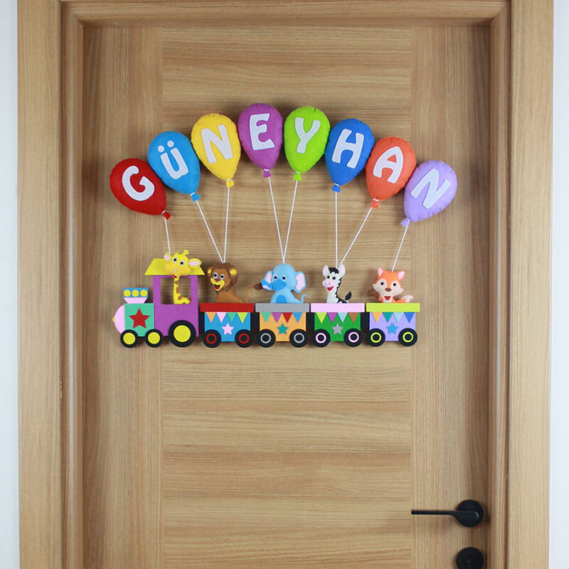 Güneyhan isimli trenli ve hayvan figürlü keçe bebek kapı süsü
