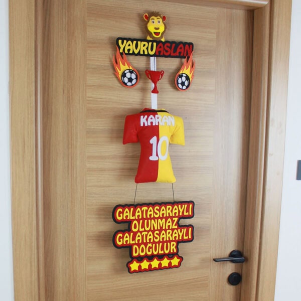 Alevli futbol topları ve aslan figürlü bebek odası dekoru