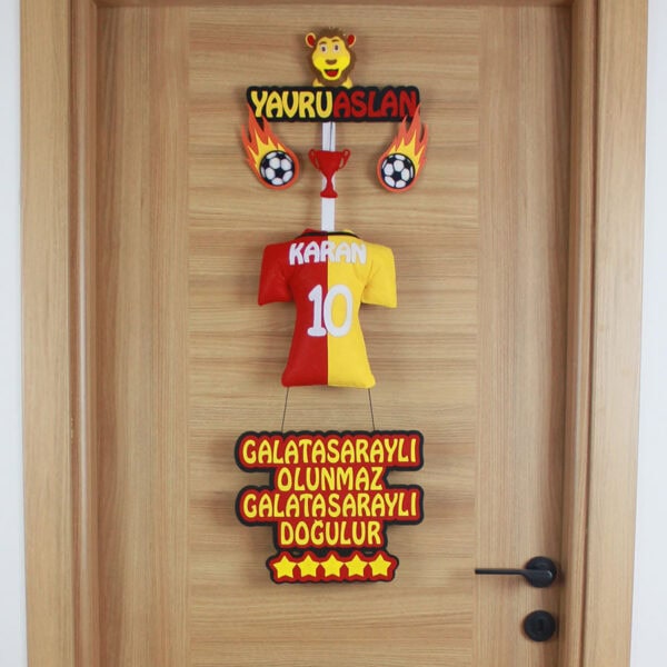 Karan isimli sarı kırmızı taraftar konseptli yavruaslan kapı süsü
