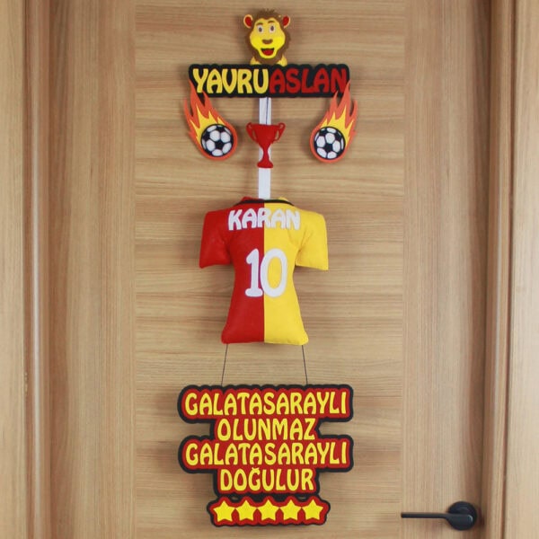 Karan yazılı 10 numara sarı kırmızı bebek forması detayı