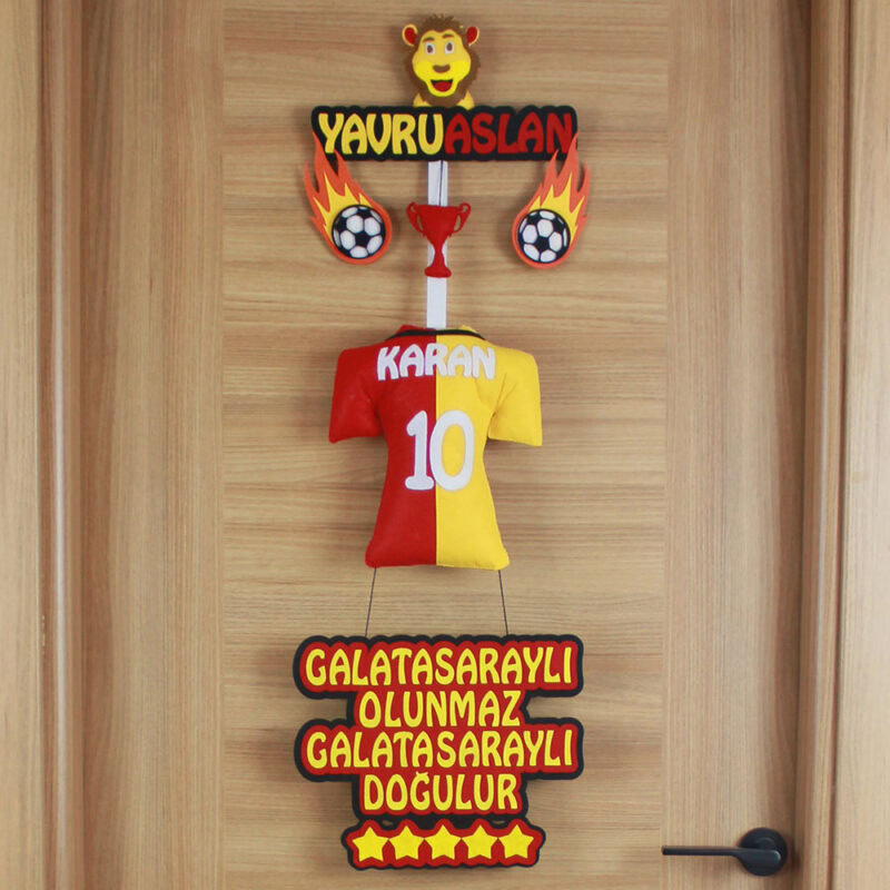 Karan yazılı 10 numara sarı kırmızı bebek forması detayı