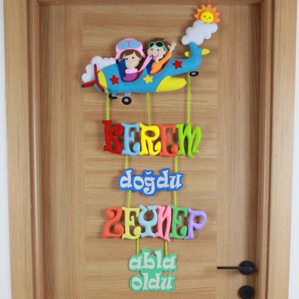 Keçe uçak ve pilot çocuk figürlü kapı süsü detayı