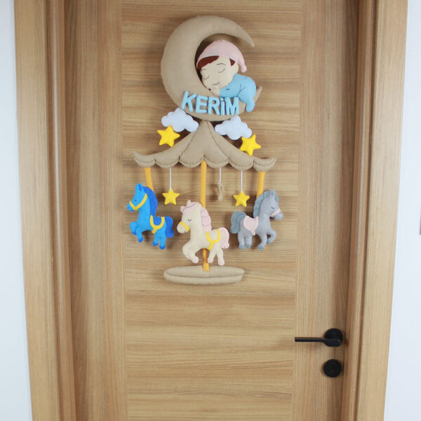 Kerim isimli atlı karınca ve uyuyan bebek temalı keçe kapı süsü
