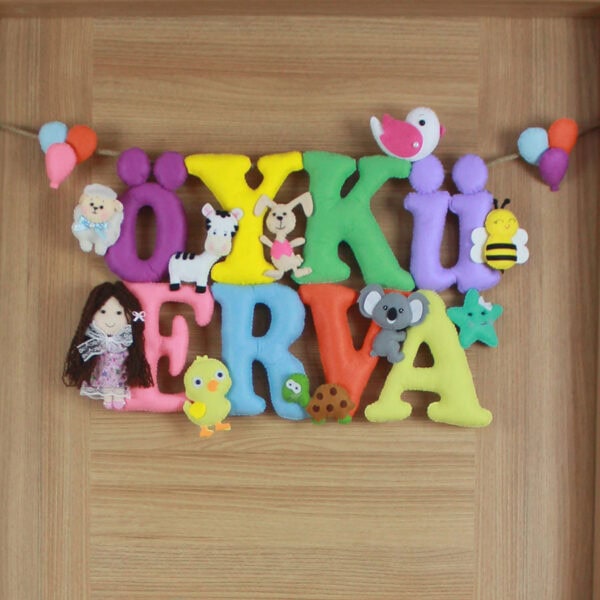 Keçe bebek figürü ve koala detaylı kapı süsü