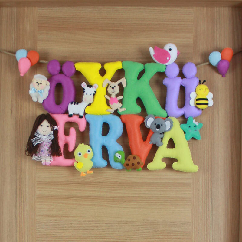 Keçe bebek figürü ve koala detaylı kapı süsü