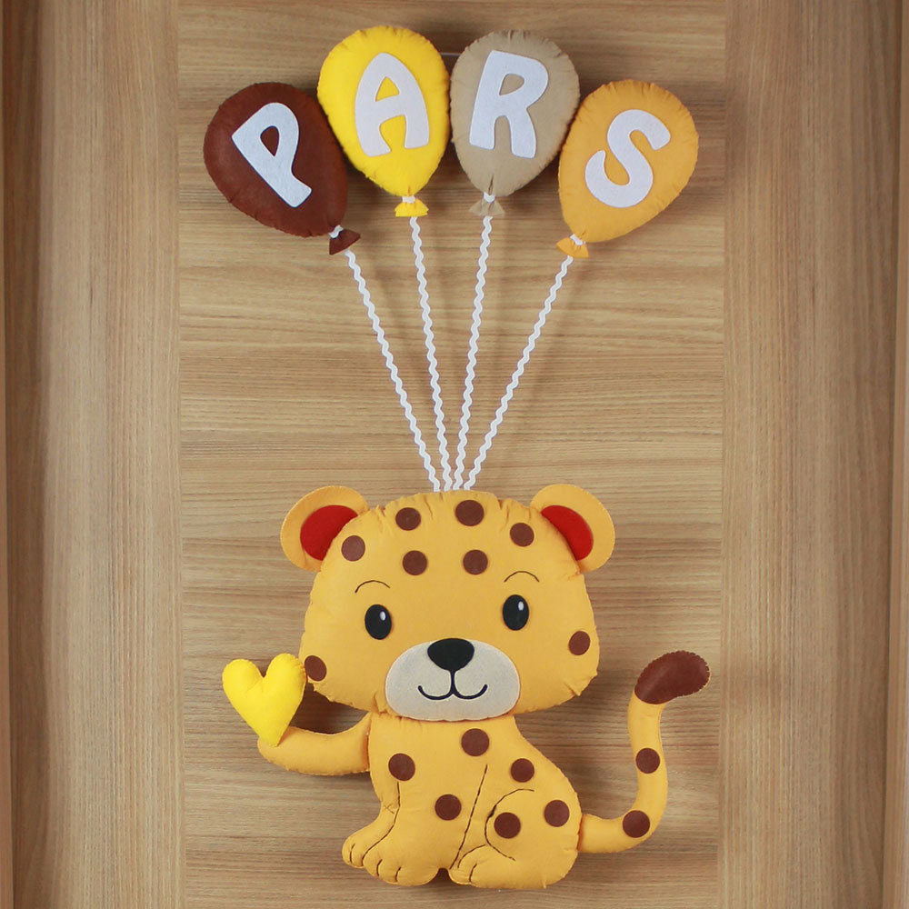 Yakın çekim keçe pars figürü ve sarı kalp detayı