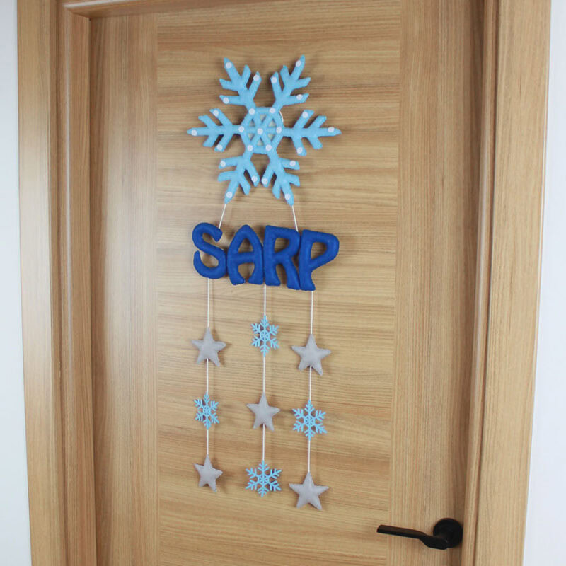 Bebek kapı süsü sallanan gri yıldız ve küçük kar tanesi figürleri