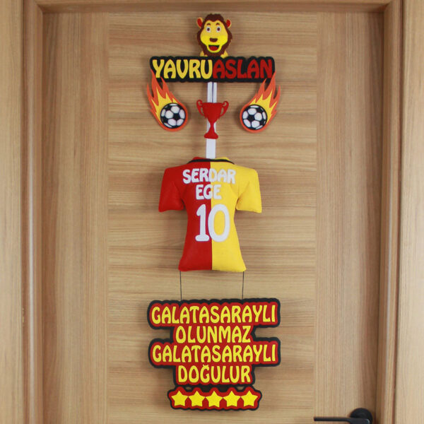 Sarı kırmızı parçalı forma ve 10 numara Serdar Ege detayı