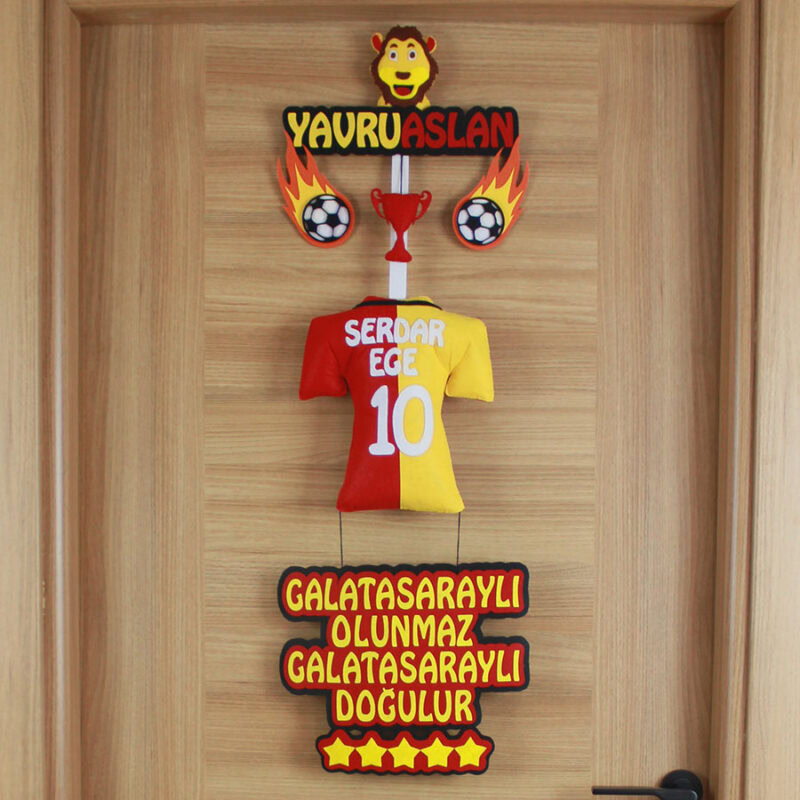 Sarı kırmızı parçalı forma ve 10 numara Serdar Ege detayı