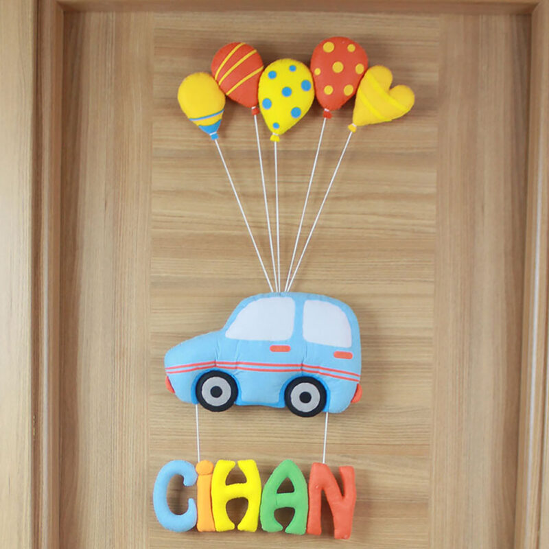 Bebek kapı süsü mavi araba figürü ve tekerlek detayı