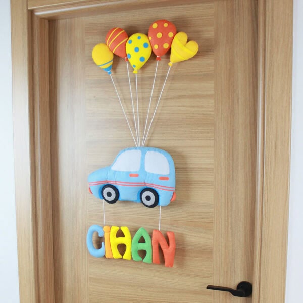 Sarı ve turuncu puanlı uçan balon figürleri kapı süsü detayı