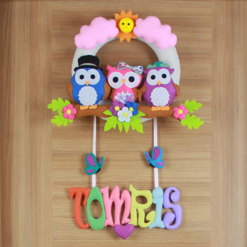 Yakın çekim keçe baykuş figürleri ve çiçek detayları