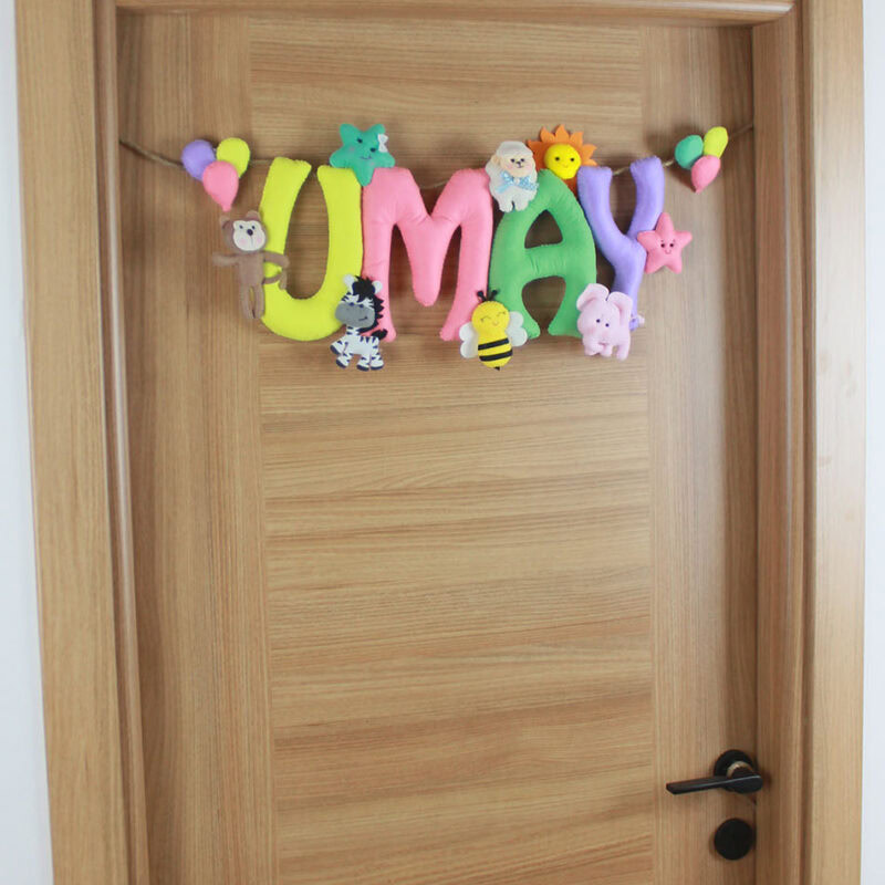 Renkli balon ve yıldız figürlü keçe kapı süsü yan detay