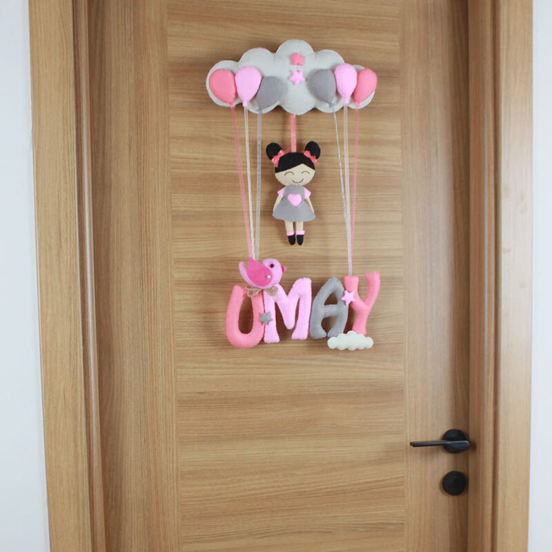 Umay yazılı keçe harfler ve pembe kuş figürü detayı