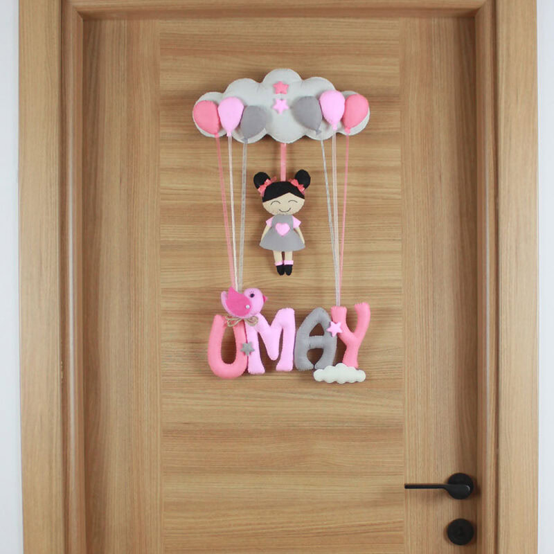 Umay isimli pembe gri bulutlu ve kız figürlü bebek kapı süsü genel görünüm