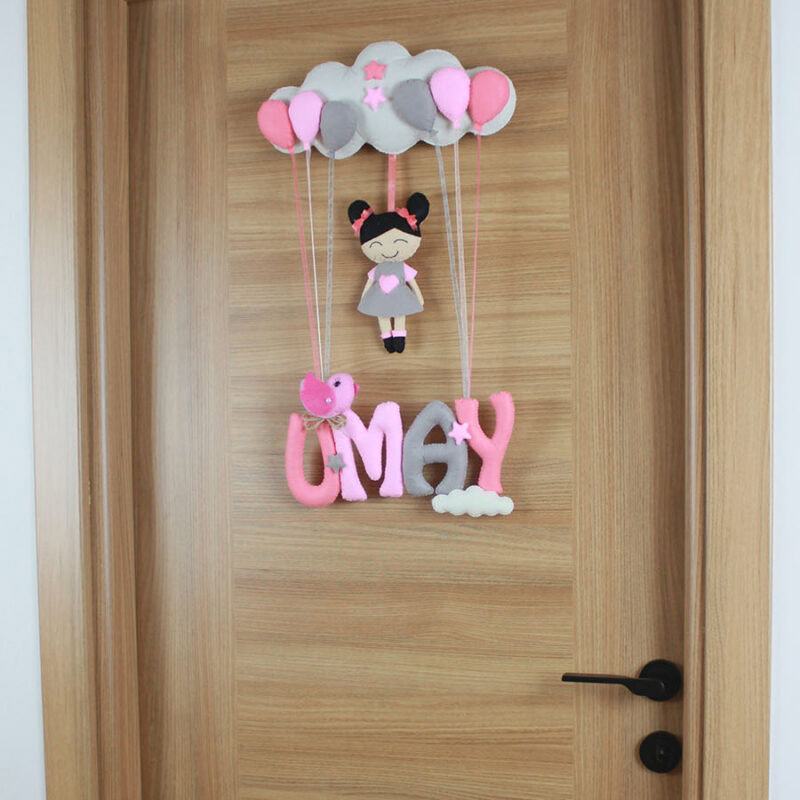 El yapımı keçe kız figürü ve kalp detaylı dekorasyon