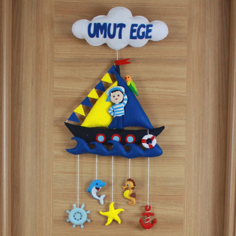 Yakın çekim Umut Ege yazılı bulut ve yelkenli gemi detayı