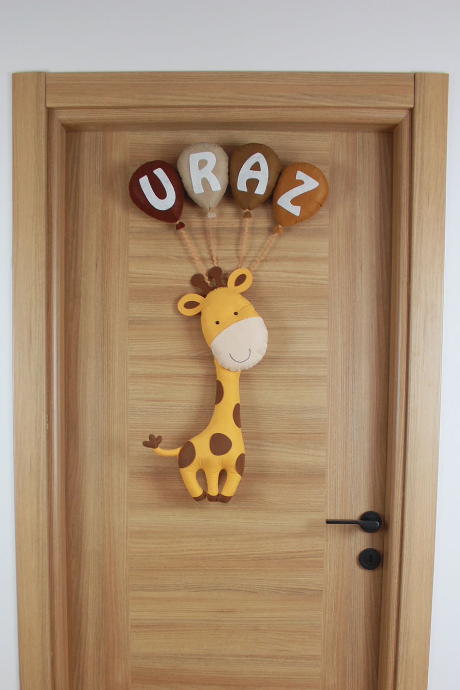 Uraz isimli zürafa ve keçe balonlu bebek kapı süsü genel görünüm