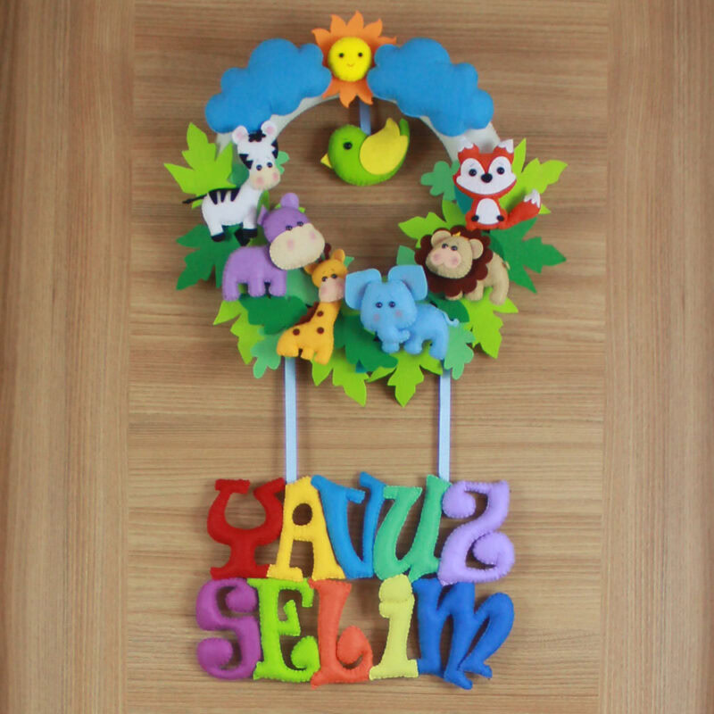 Yakın çekim keçe aslan, fil ve zürafa figürlü orman detayı