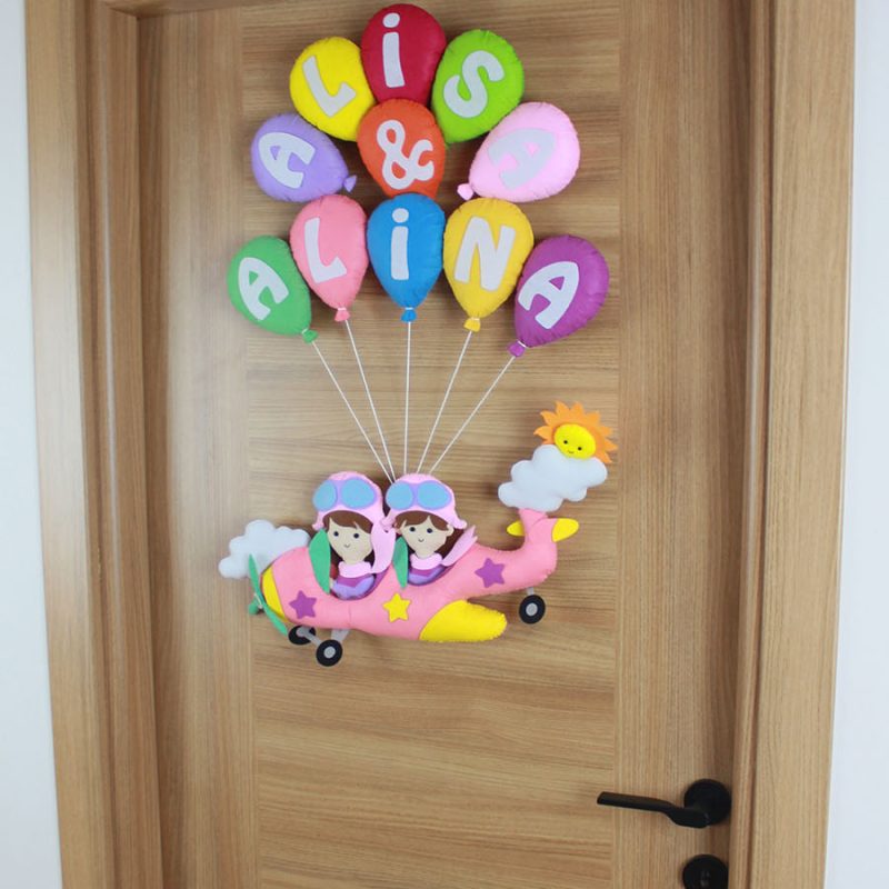 Pembe keçe uçak ve pilot kız figürleri detay çekimi