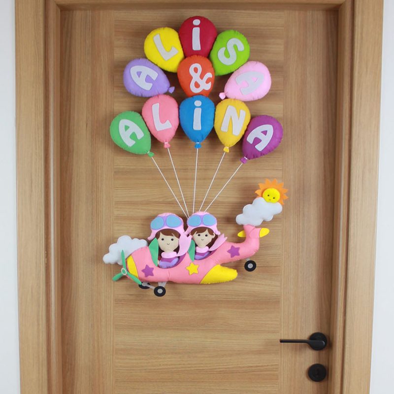 Alisa ve Alina isimli uçaklı ve balonlu keçe kardeş kapı süsü