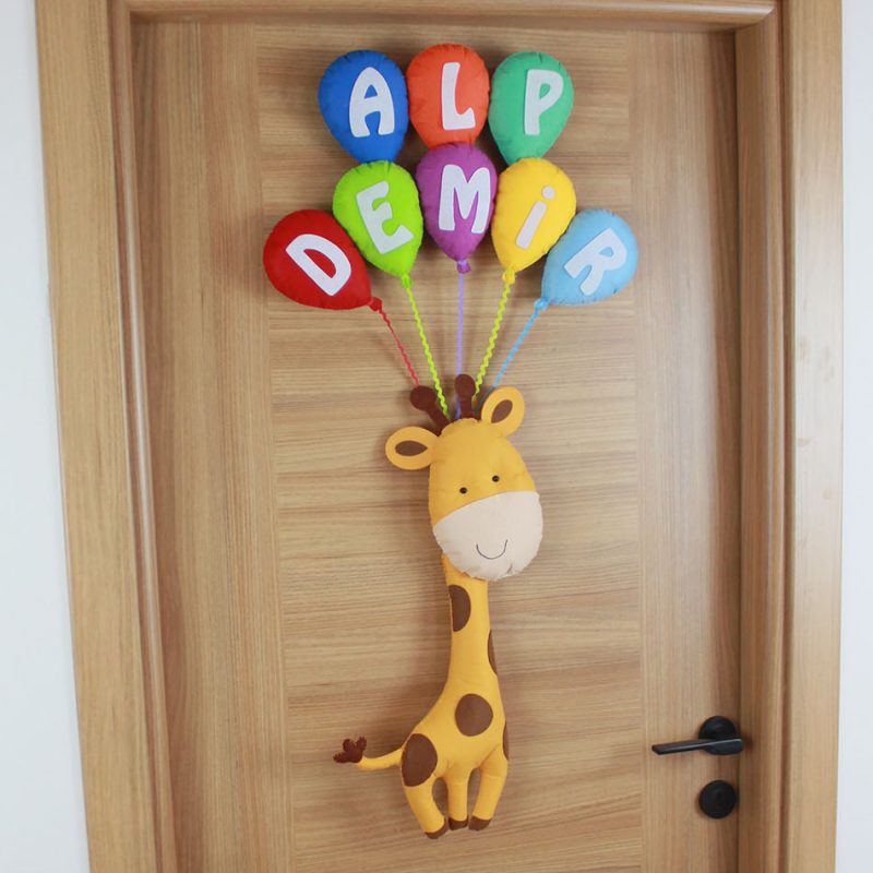 El yapımı keçe zürafa figürü detaylı görünüm