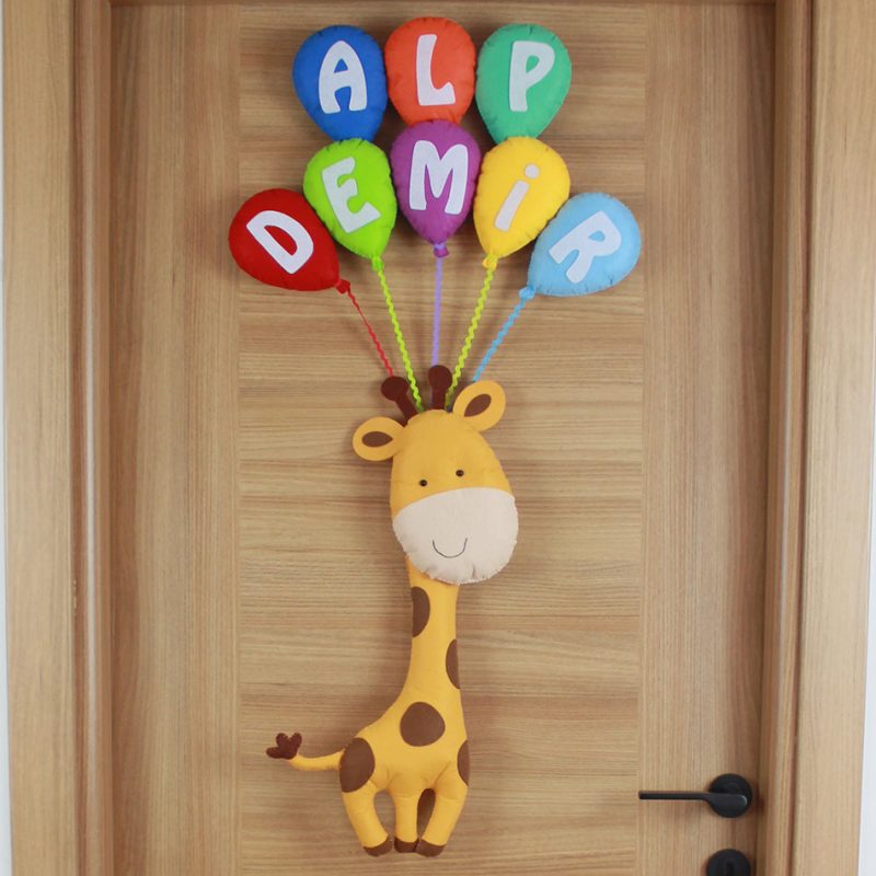 Keçe kapı süsü renkli harf balonları detay çekimi