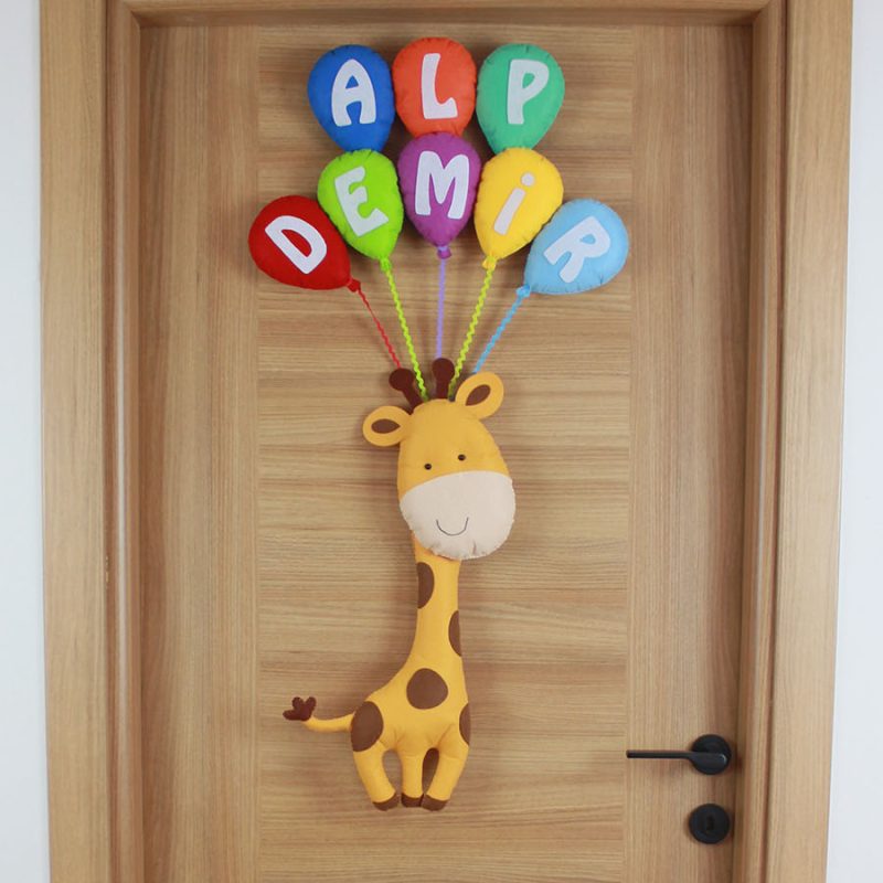 Alp Demir isimli zürafa ve renkli balonlu keçe bebek kapı süsü