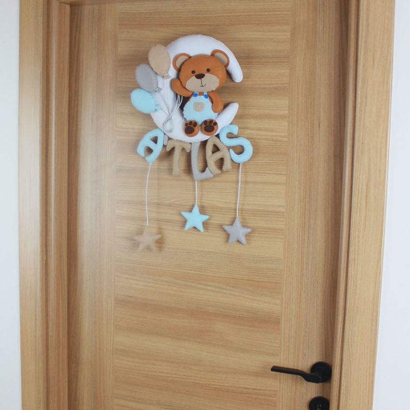 Aydede üzerinde oturan şirin ayıcık keçe figürü detay