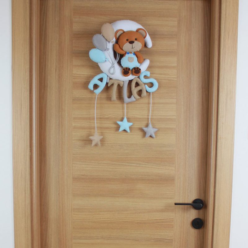 Atlas isimli aydede üzerinde oturan ayıcık figürlü keçe kapı süsü