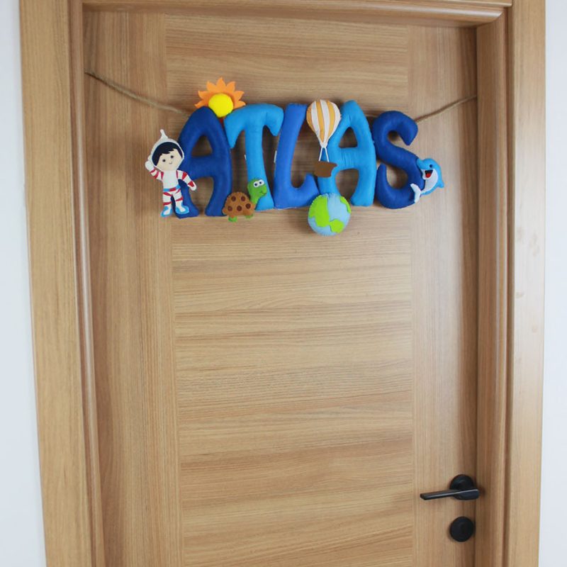 Keçe yunus figürü ve mavi dolgulu harf detayları