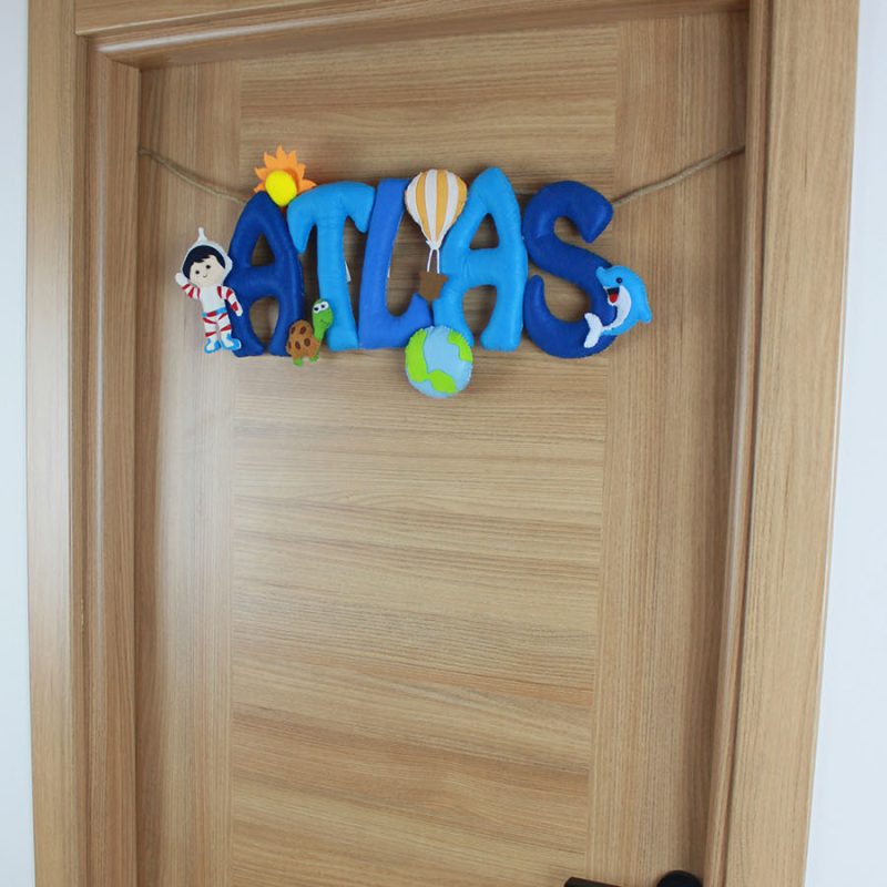 Sıcak hava balonu ve dünya figürlü keçe kapı süsü detayı