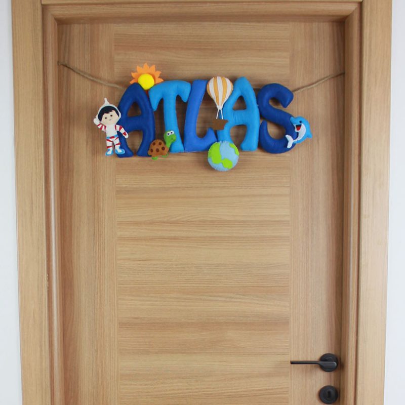 Atlas isimli astronotlu ve dünyalı keçe bebek kapı süsü