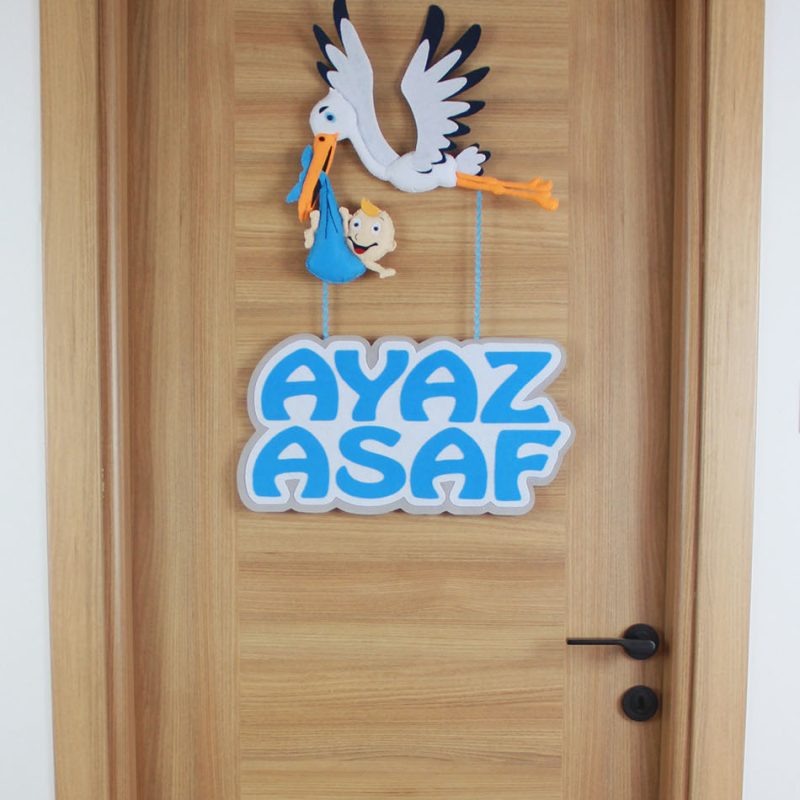 Ayaz Asaf isimli leylek ve bebek figürlü keçe hastane kapı süsü