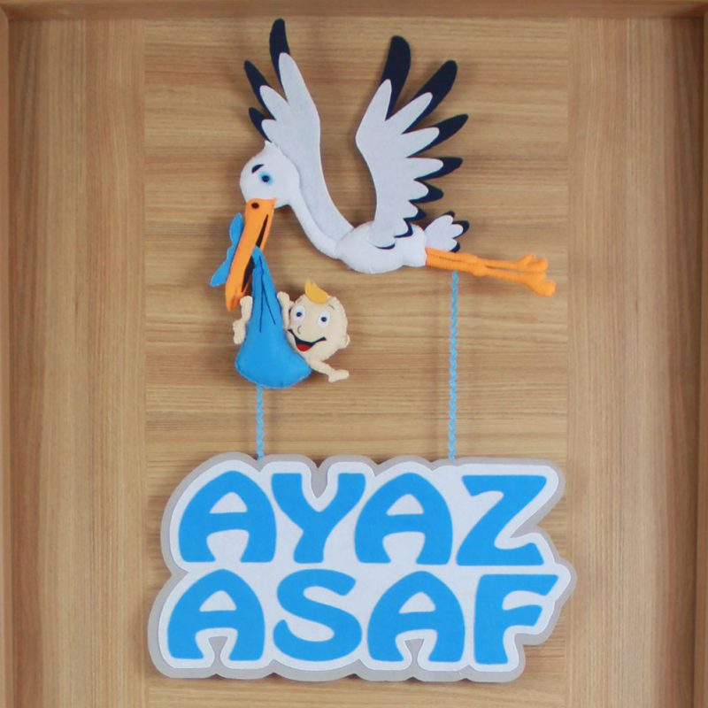 Keçe leylek figürü ve mavi bebek çıkını detay çekimi