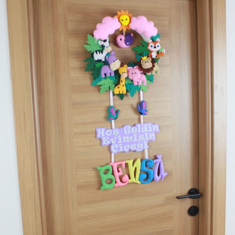 Bensu yazılı renkli dolgulu keçe harfler ve kelebek detayları