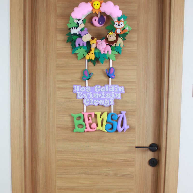 Bensu isimli safari hayvanları ve güneş detaylı keçe kapı süsü