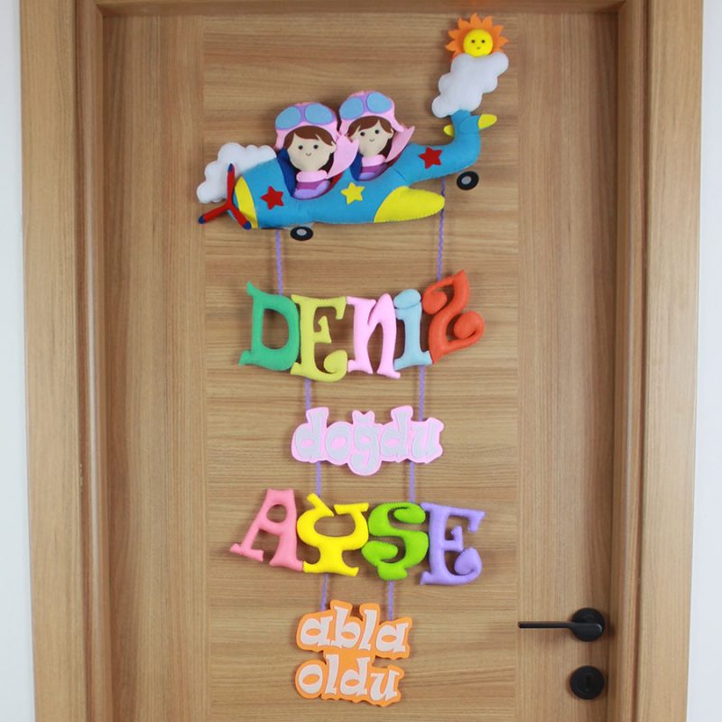 Keçe uçak ve pilot kız figürleri detay çekimi