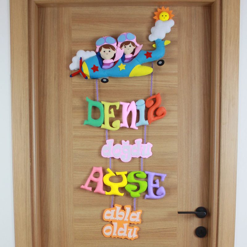 Deniz ve Ayşe isimli pilot figürlü keçe kardeş kapı süsü