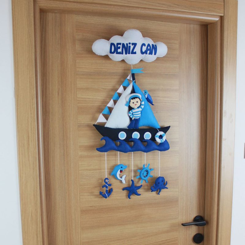 Sarkan deniz objeleri; lacivert çapa, dümen, yunus ve ahtapot