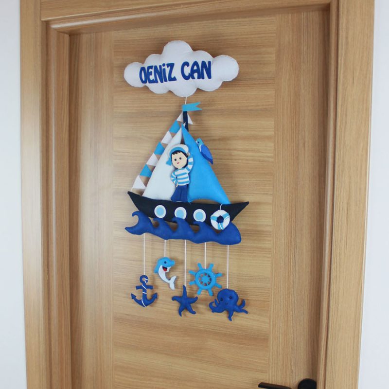 Keçe yelkenli gemi pencereleri ve mavi dalga figürü detay çekimi