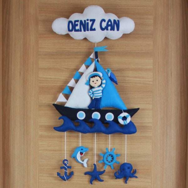 Deniz Can yazılı beyaz bulut ve denizci kaptan figürü detayı