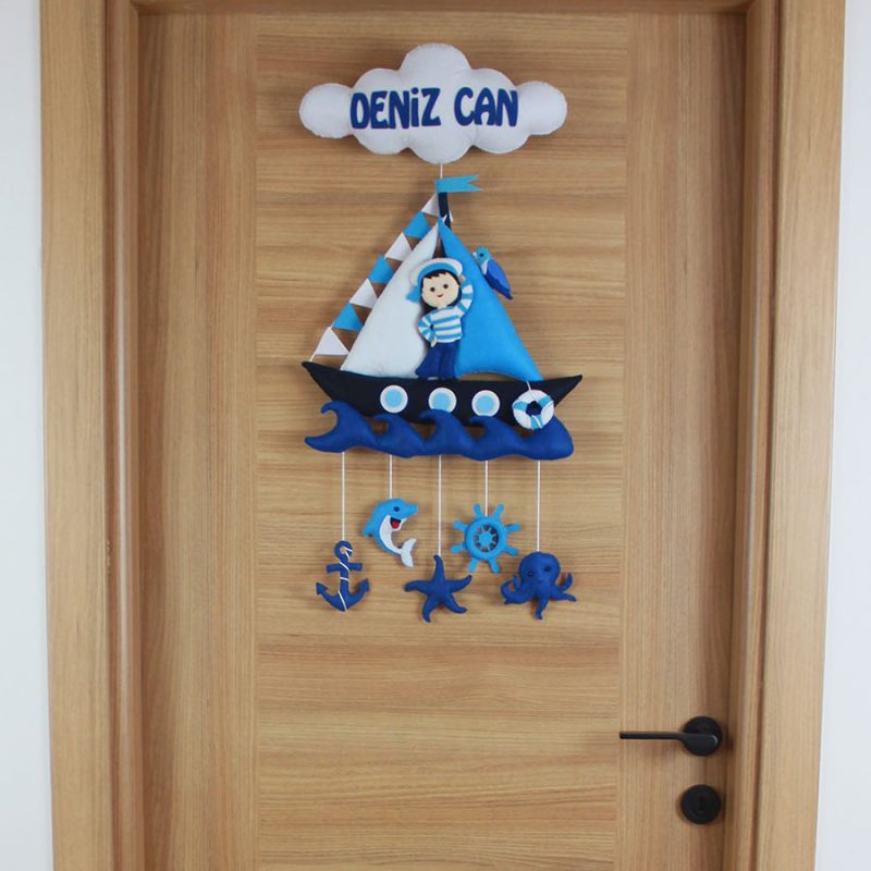 Deniz Can isimli yelkenli gemi ve denizci çocuklu keçe kapı süsü