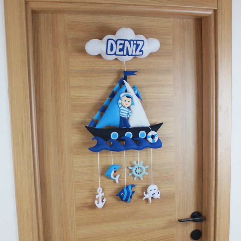 Sarkan deniz objeleri; çapa, dümen, yunus ve ahtapot detay