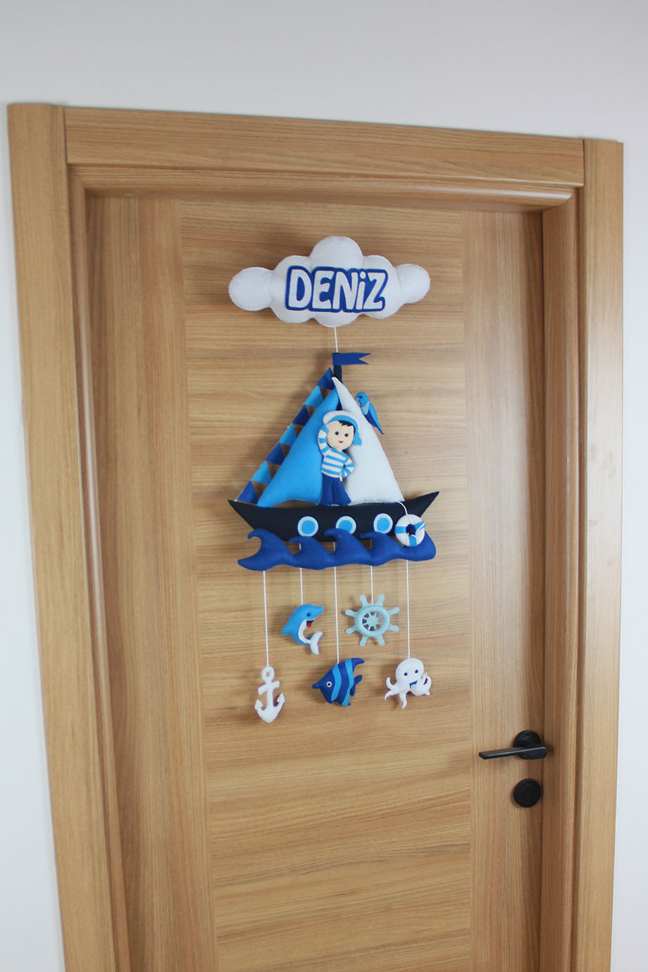Sarkan deniz objeleri; çapa, dümen, yunus ve ahtapot detay