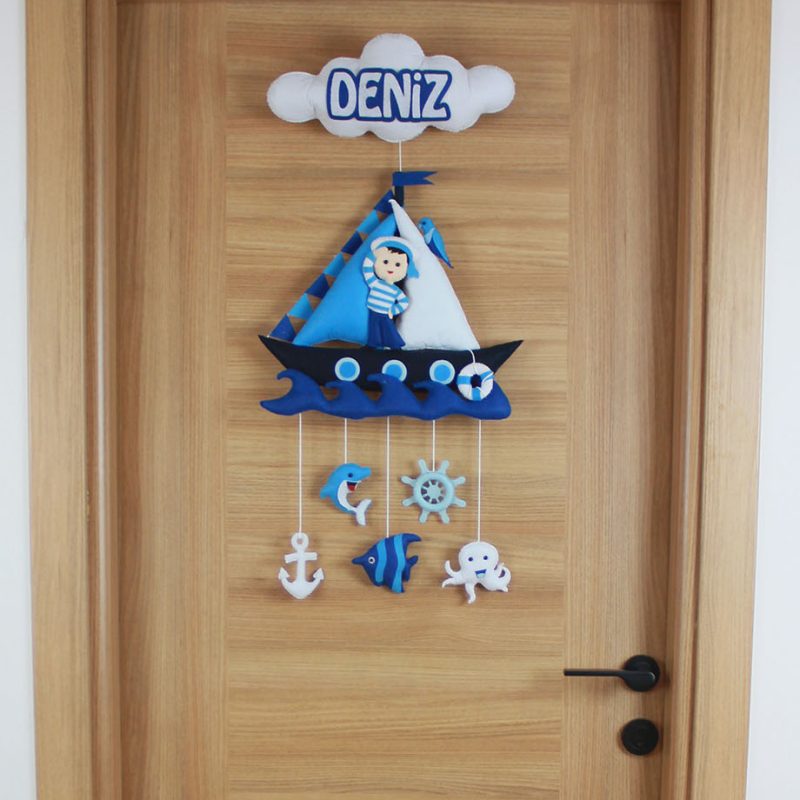 Deniz isimli yelkenli ve denizci çocuk temalı keçe kapı süsü