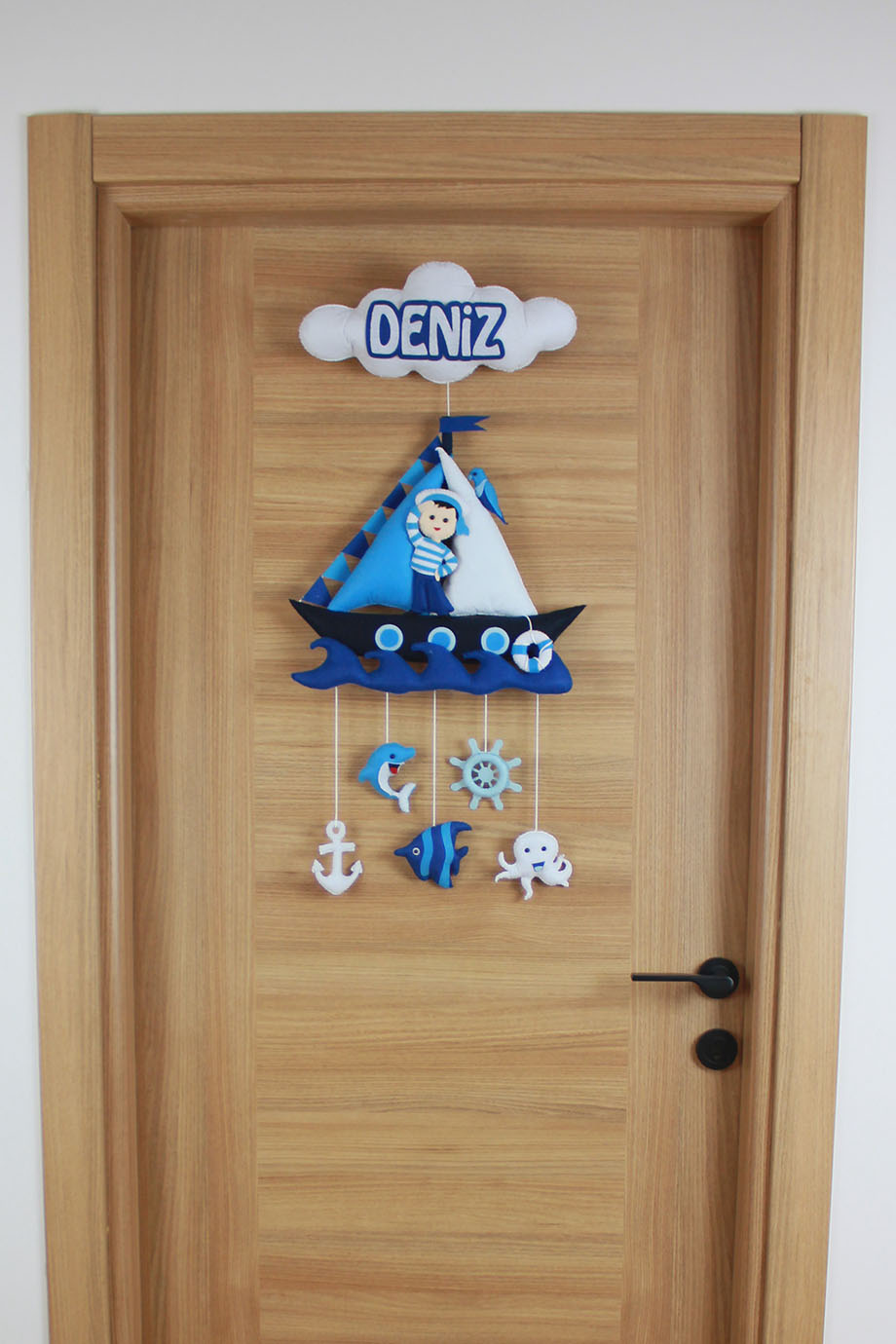 Deniz isimli yelkenli ve denizci çocuk temalı keçe kapı süsü