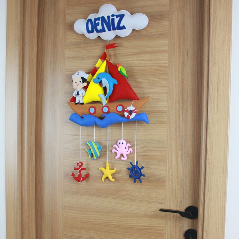 Deniz yazılı bulut ve renkli yelkenli gemi detay