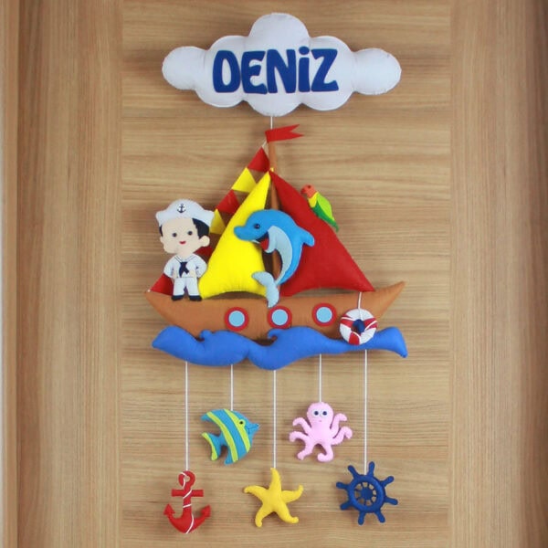 Keçe kapı süsü yunus ve denizci kaptan figürü detay çekimi